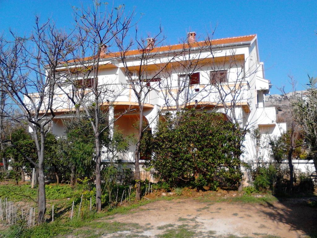 Apartments Kresimir Beauty With Shadow Trees And Parking Place Pag Town Buitenkant foto