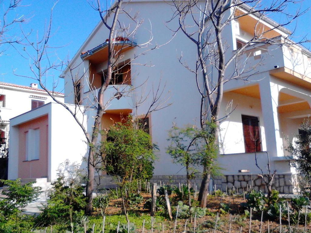 Apartments Kresimir Beauty With Shadow Trees And Parking Place Pag Town Kamer foto