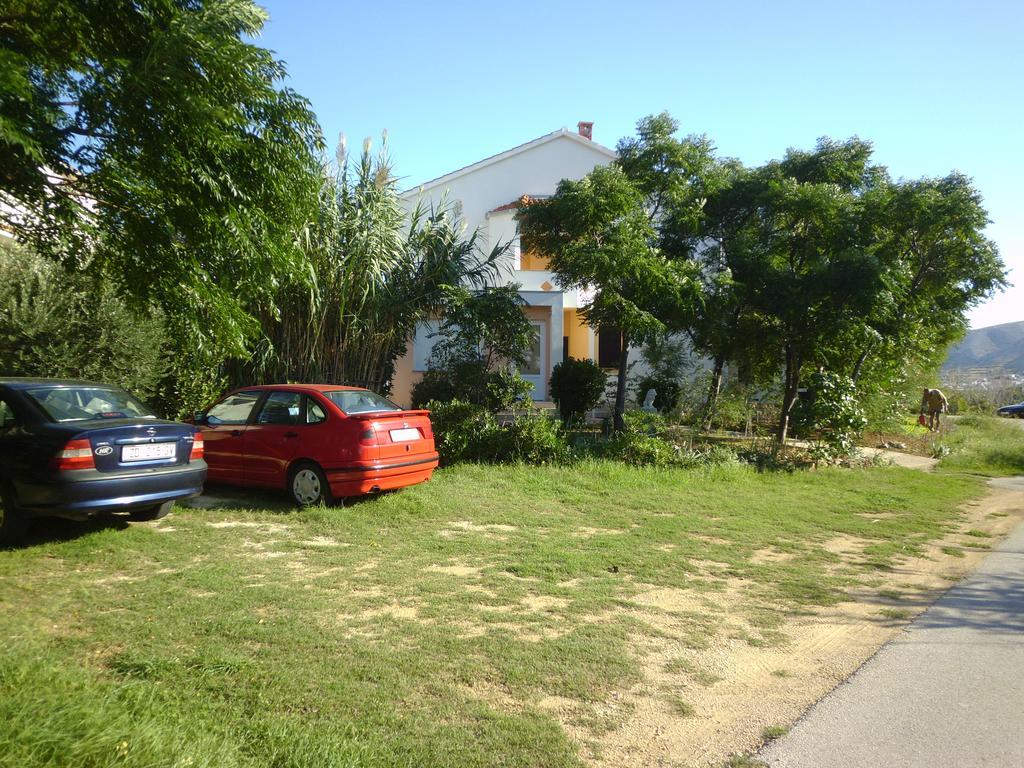 Apartments Kresimir Beauty With Shadow Trees And Parking Place Pag Town Buitenkant foto