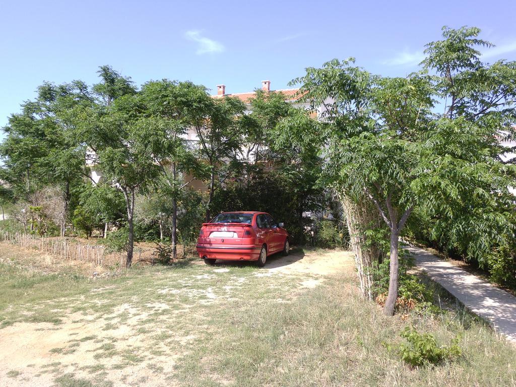 Apartments Kresimir Beauty With Shadow Trees And Parking Place Pag Town Buitenkant foto