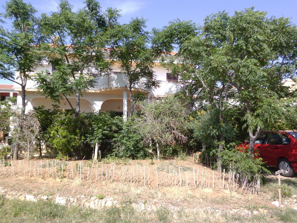 Apartments Kresimir Beauty With Shadow Trees And Parking Place Pag Town Buitenkant foto