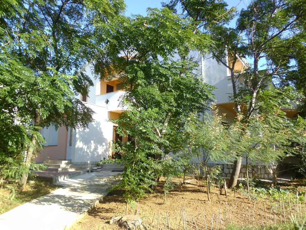 Apartments Kresimir Beauty With Shadow Trees And Parking Place Pag Town Buitenkant foto