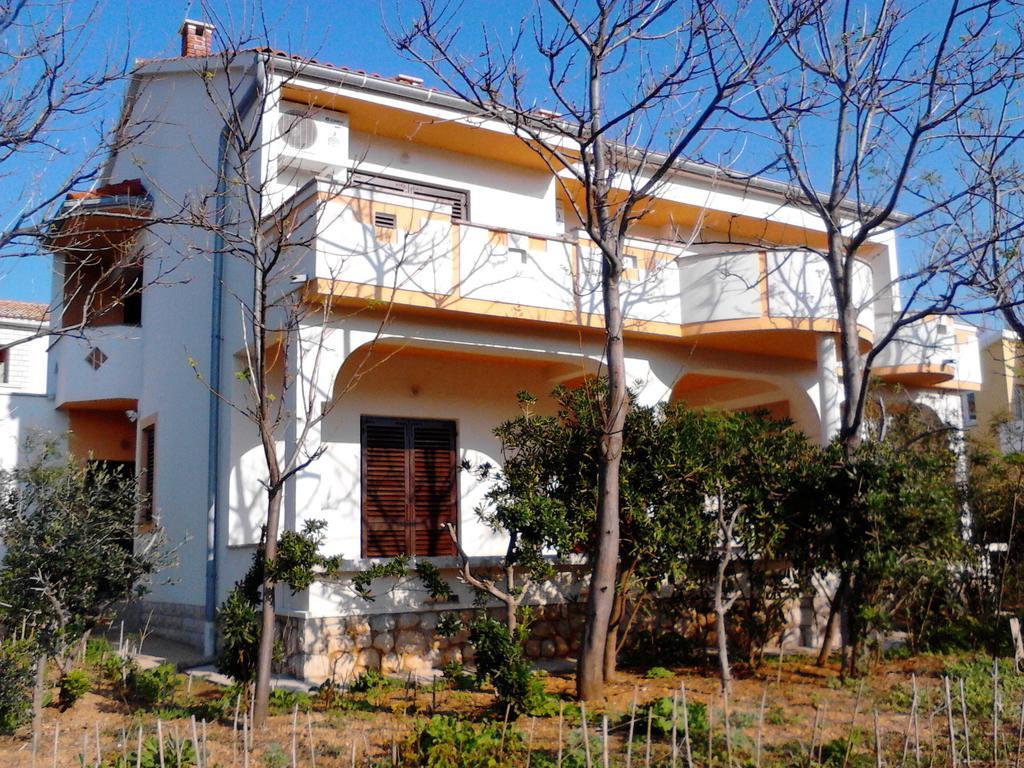 Apartments Kresimir Beauty With Shadow Trees And Parking Place Pag Town Buitenkant foto