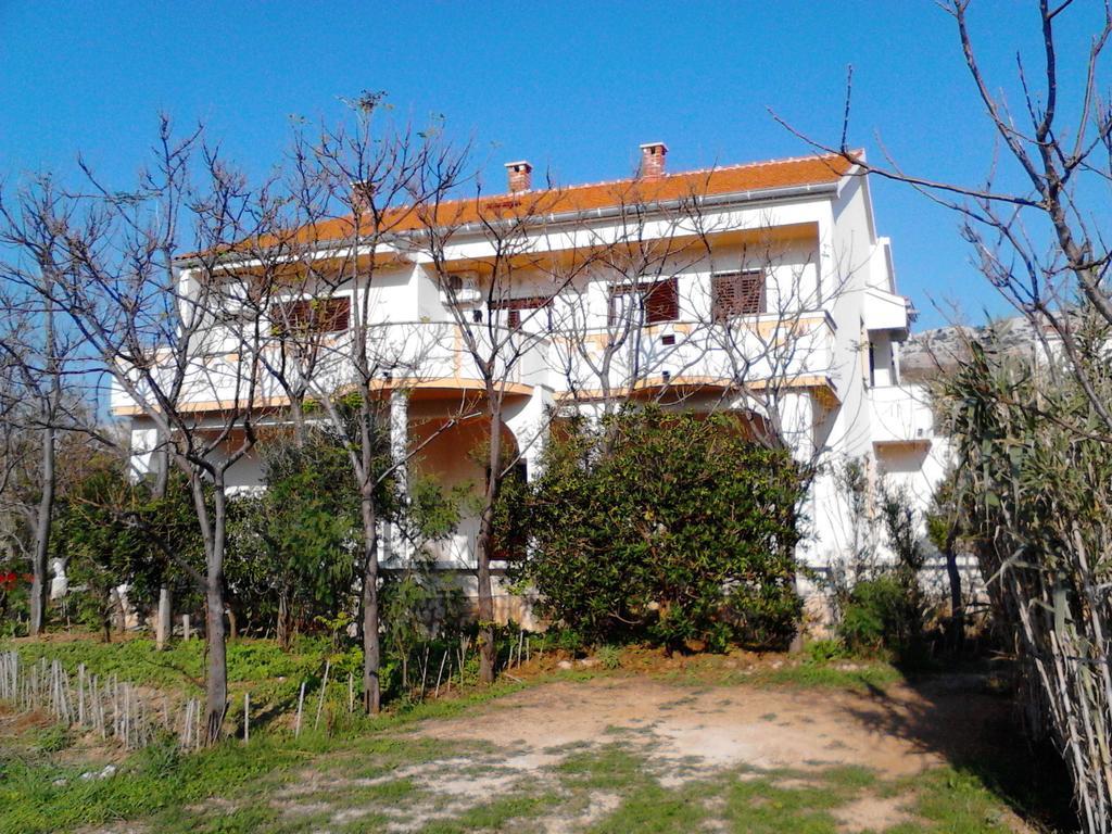 Apartments Kresimir Beauty With Shadow Trees And Parking Place Pag Town Buitenkant foto